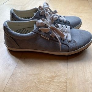 Taos women’s shoes size 8